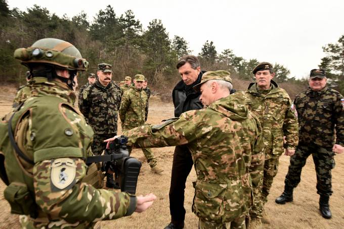 Predsednik Pahor ob ogledu vojaške tehnike Logistične brigade v vojašnici Stanislava Požarja v Pivki